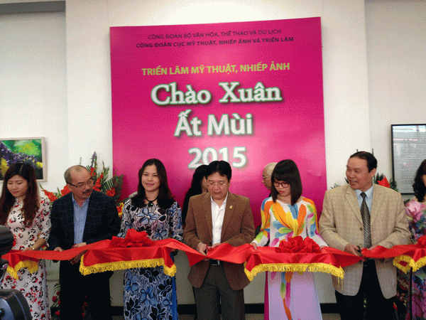 Khai mạc triển lãm mỹ thuật và nhiếp ảnh "Chào xuân" ảnh 1