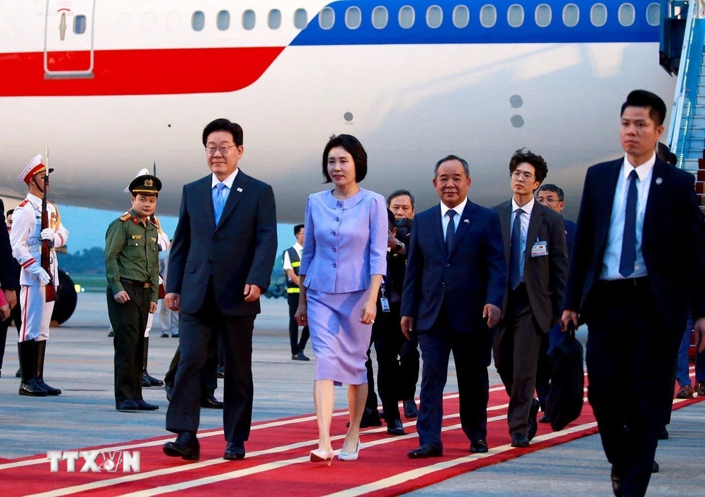 Tổng thống Hàn Quốc Yoon Suk Yeol và Phu nhân bắt đầu thăm cấp Nhà nước tới Việt Nam