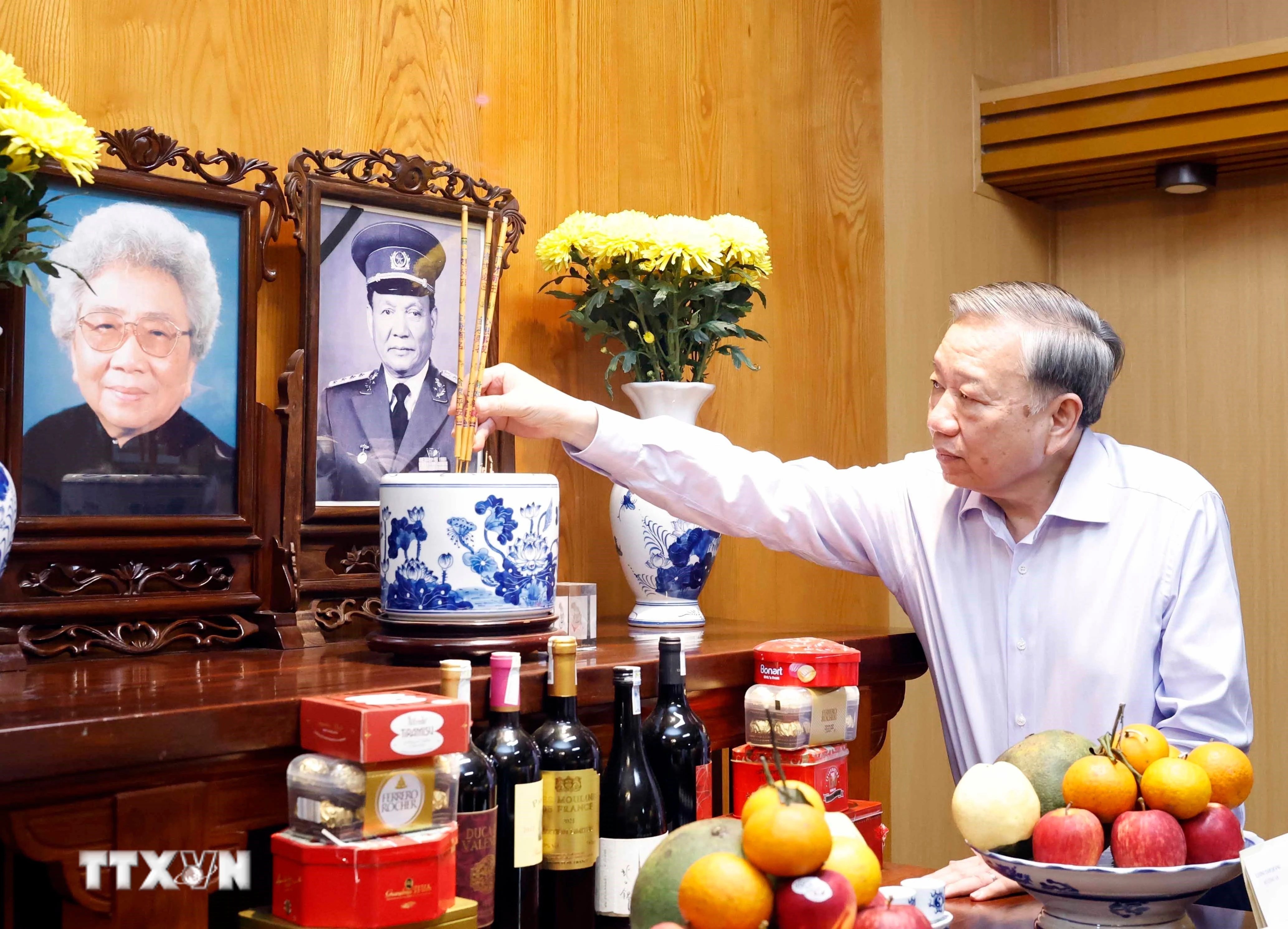 Tổng Bí thư, Chủ tịch nước dâng hương tưởng niệm các đồng chí lãnh đạo tiền bối