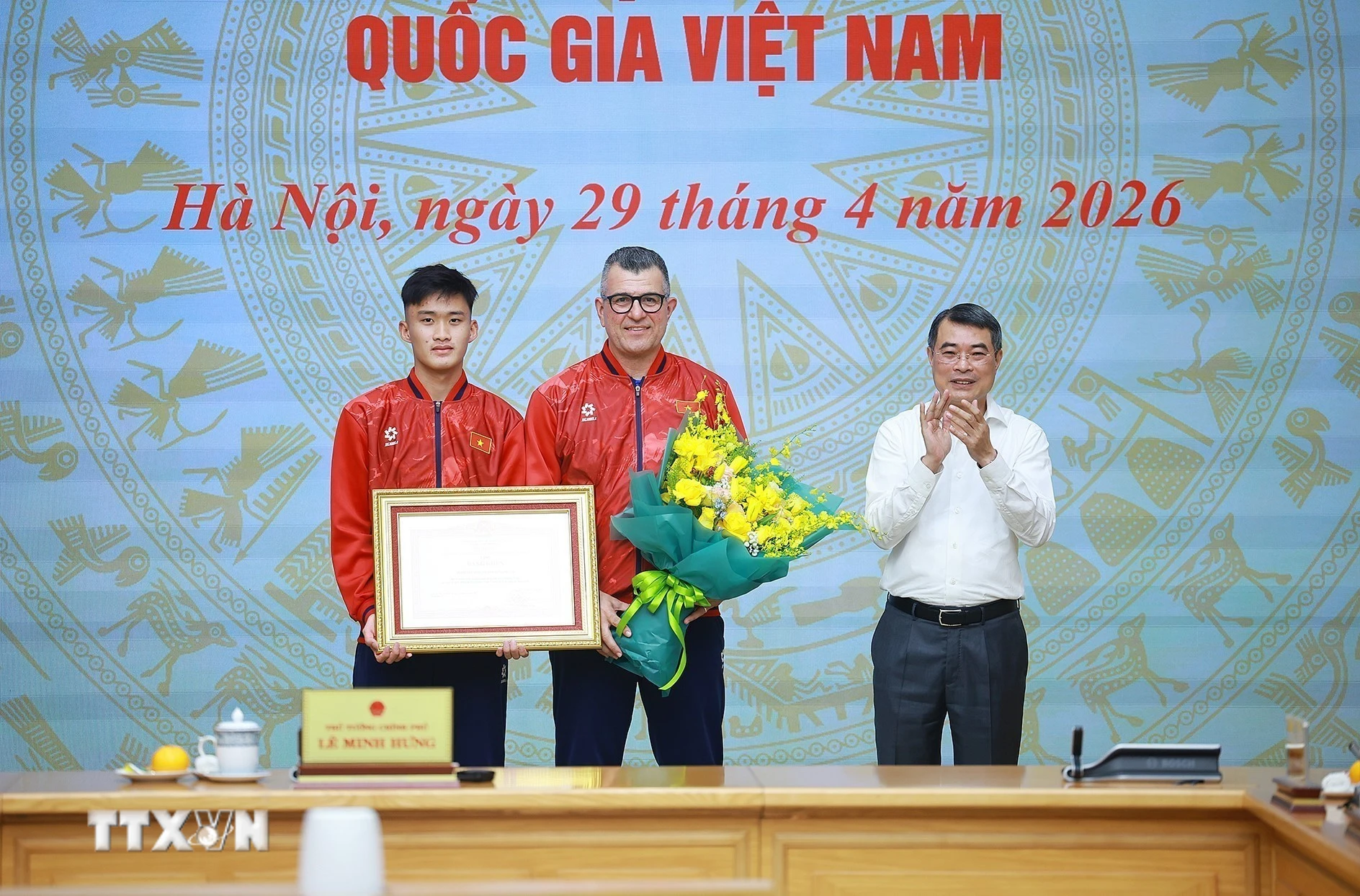 Thủ tướng Lê Minh Hưng gặp mặt đội tuyển bóng đá nam U17 Việt Nam
