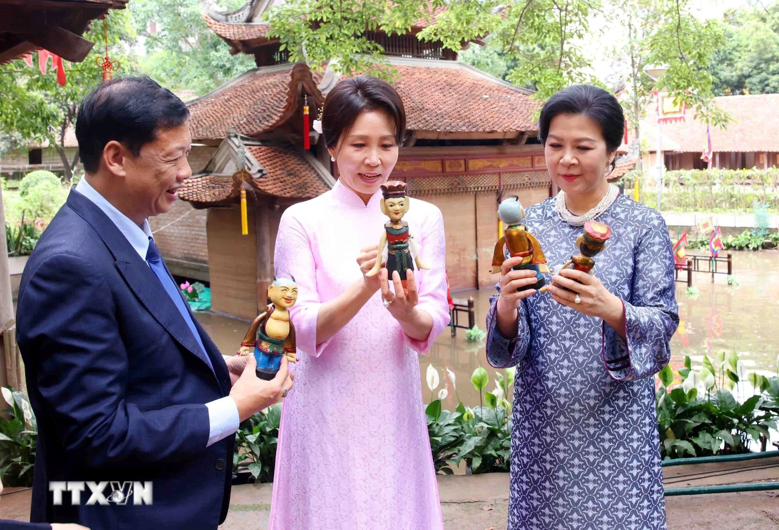 Phu nhân Tổng Bí thư, Chủ tịch nước và Phu nhân Tổng thống Hàn Quốc tham quan Bảo tàng Dân tộc học