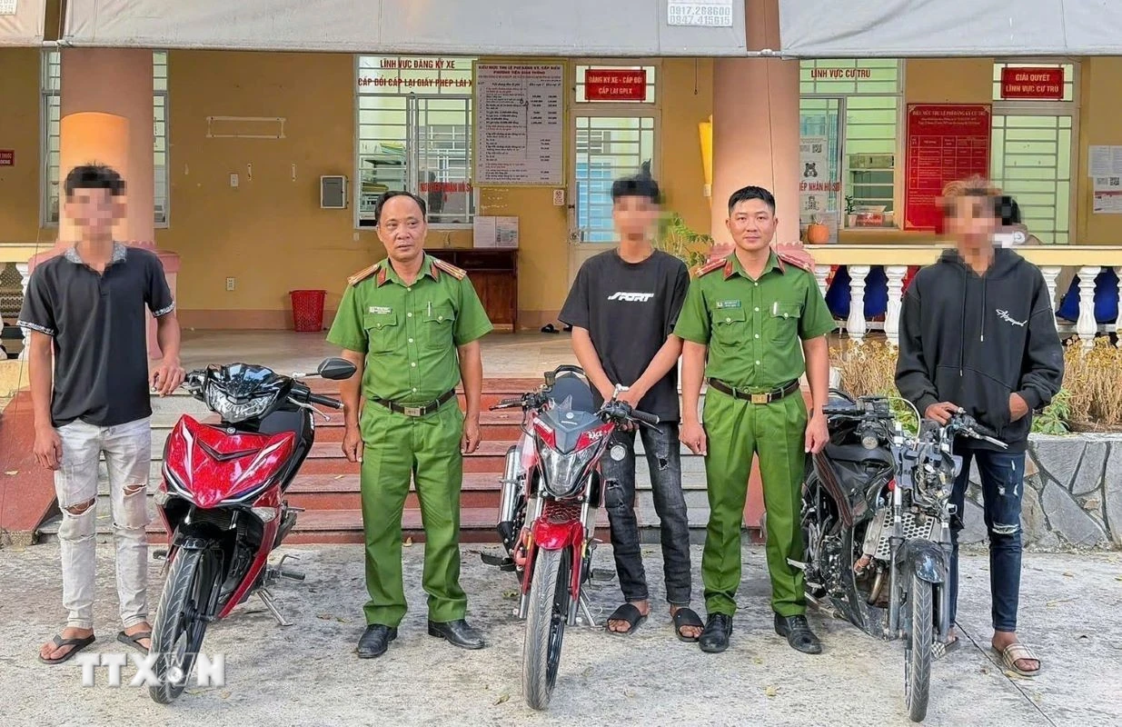 Mật phục bắt quả tang nhóm quái xế bốc đầu lạng lách