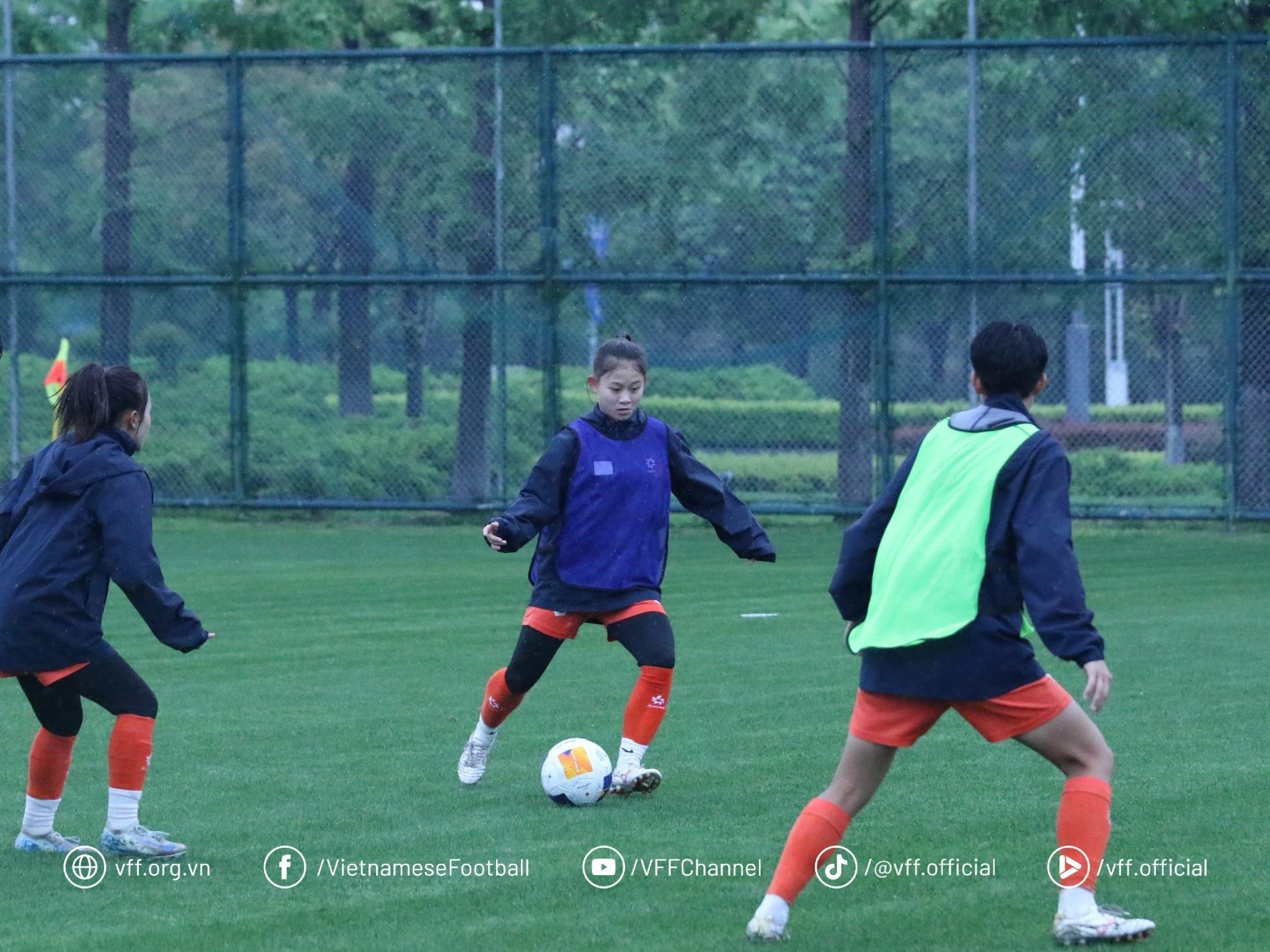 U17 nữ Việt Nam vượt giá rét, sẵn sàng đấu U17 nữ Thái Lan