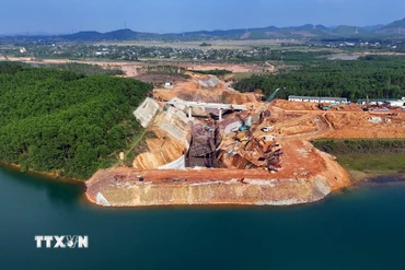 Những ngày nghỉ tết Dương lịch, không khí thi công trên công trường dự án hồ Kẻ Gỗ vẫn rất khẩn trương. (Ảnh: Hữu Quyết/TTXVN)