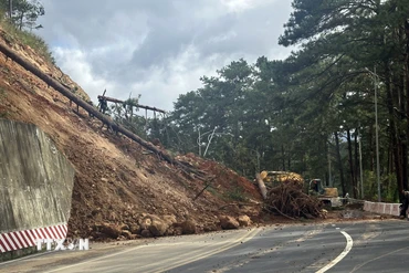 Một vị trí khác trên đèo Prenn bị sạt lở, được cơ quan chức năng phân luồng, xử lý. (Ảnh: Chu Quốc Hùng/TTXVN)