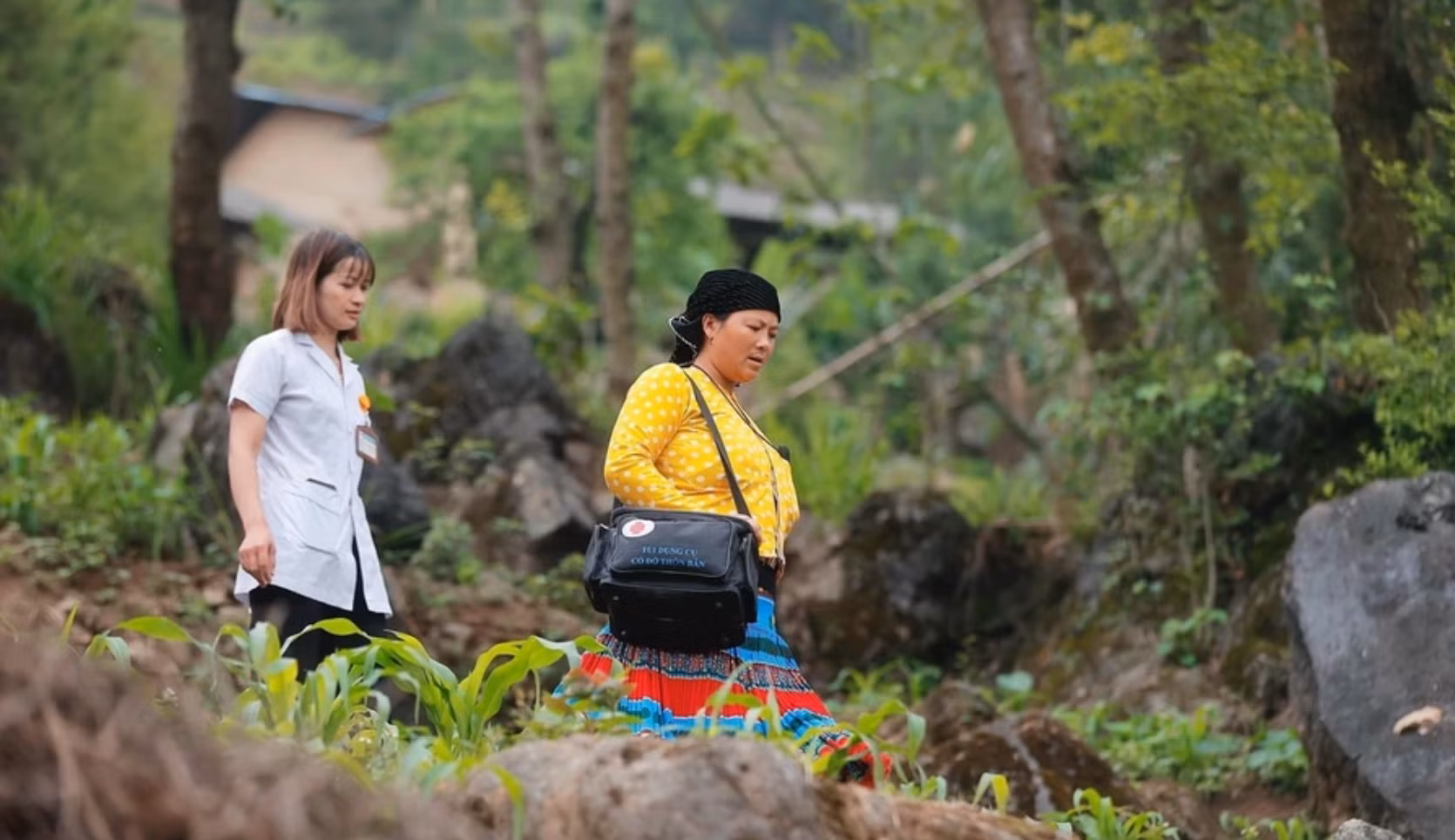 Cô đỡ thôn bản tại xã Lũng Cú, huyện Đồng Văn, tỉnh Hà Giang. (Ảnh: Minh Quyết/TTXVN)