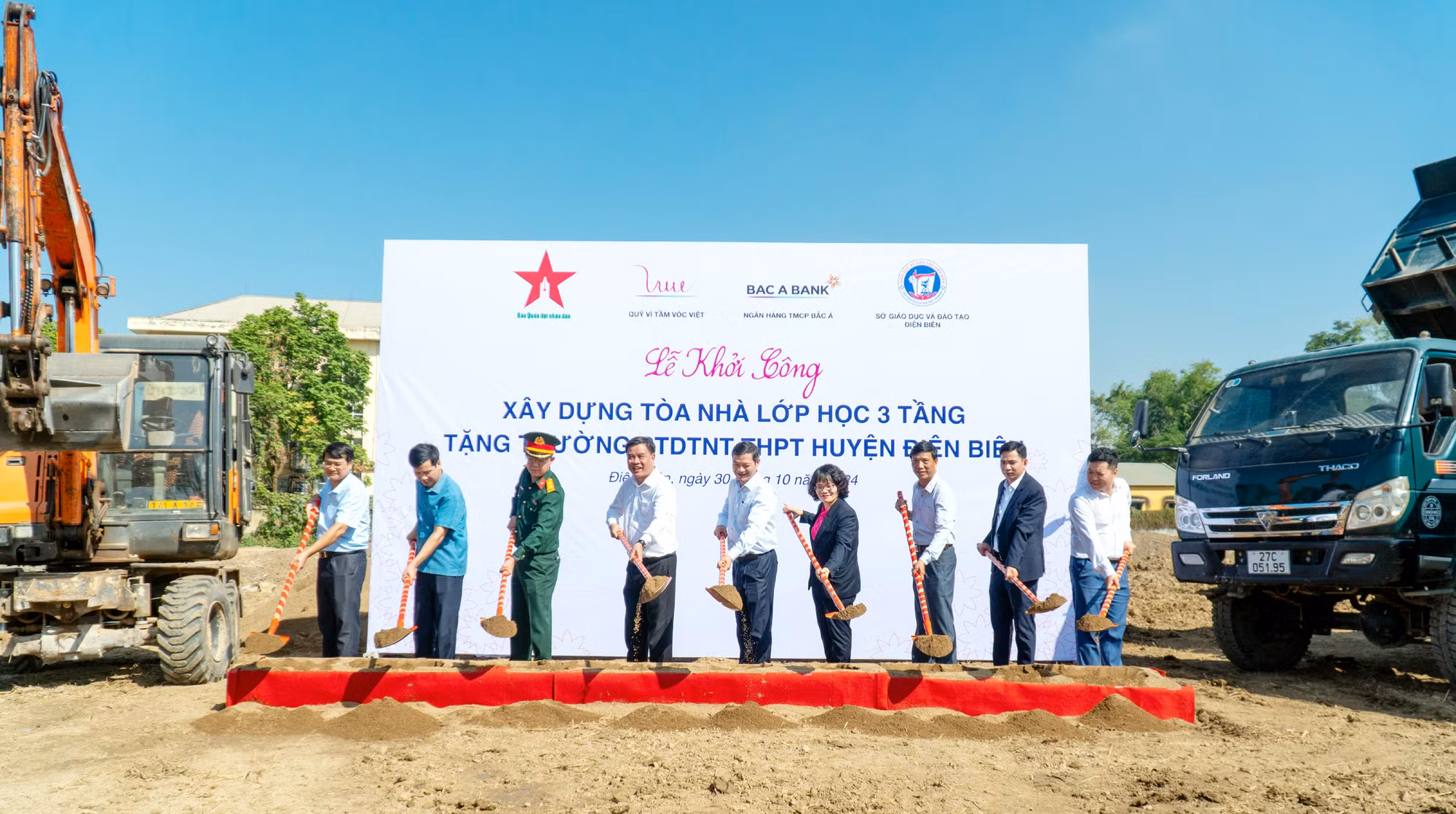 Các đại biểu thực hiện nghi lễ khởi công xây dựng tòa nhà lớp học 3 tầng cho học sinh Trường Phổ thông dân tộc nội trú Trung học phổ thông huyện Điện Biên, tỉnh Điện Biên. (Ảnh: Vietnam+)