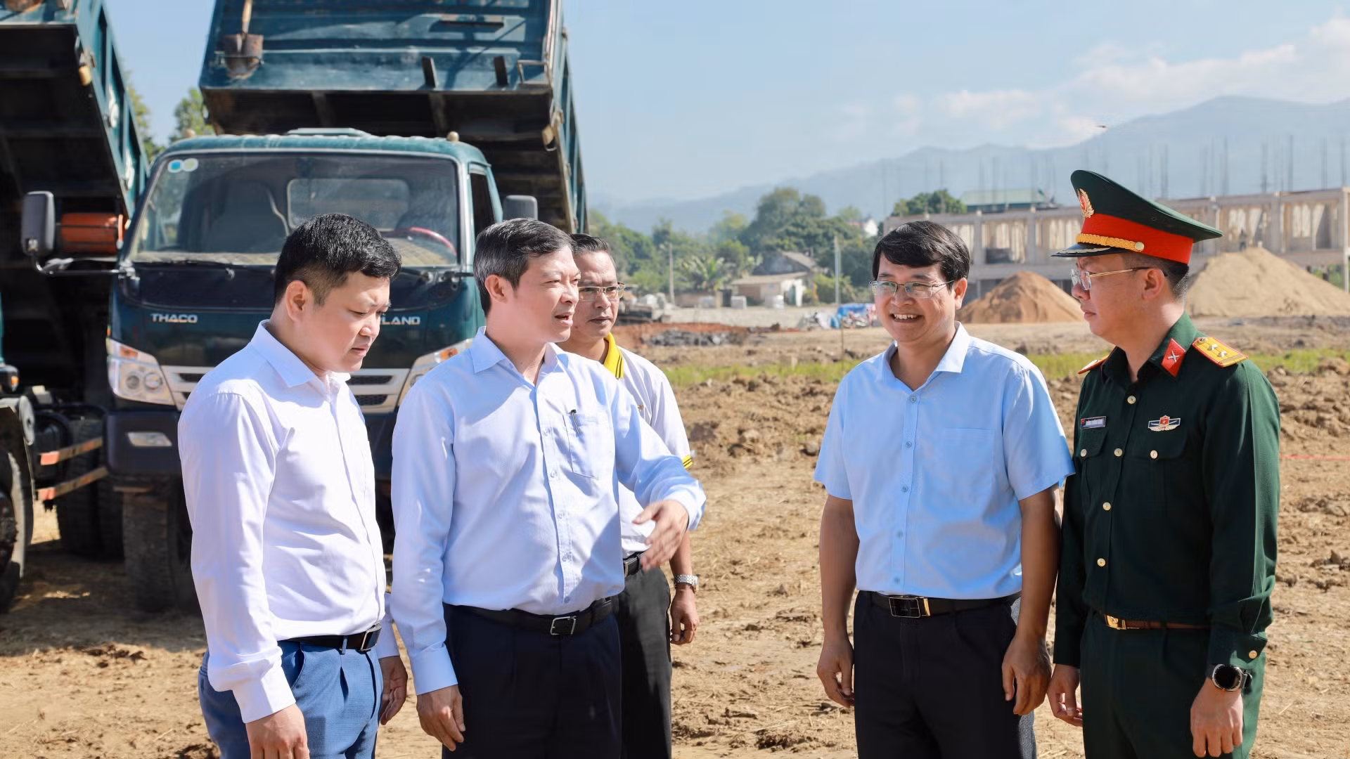 1. Ông Nguyễn Việt Hanh - Phó Tổng giám đốc Ngân hàng TMCP Bắc trao đổi cùng các bên liên quan tại lễ khởi công.jpg