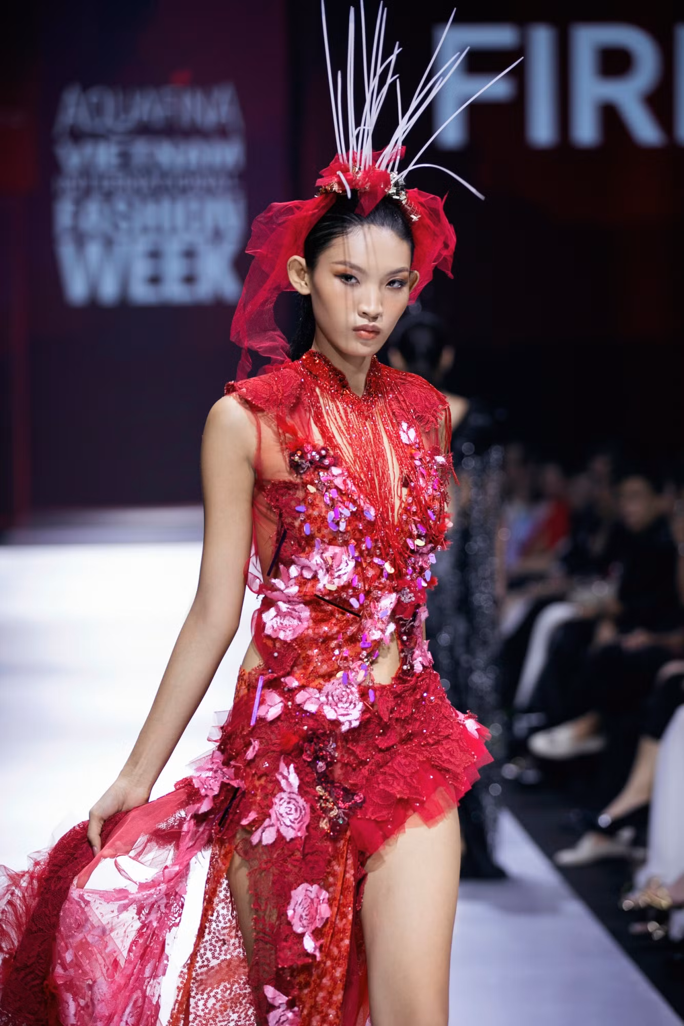 2. Quán quân The Face 2023 Huỳnh Tú Anh chiếm trọn “spotlight” trong vị trí Vedette của BST _Dragon_ (2).jpg