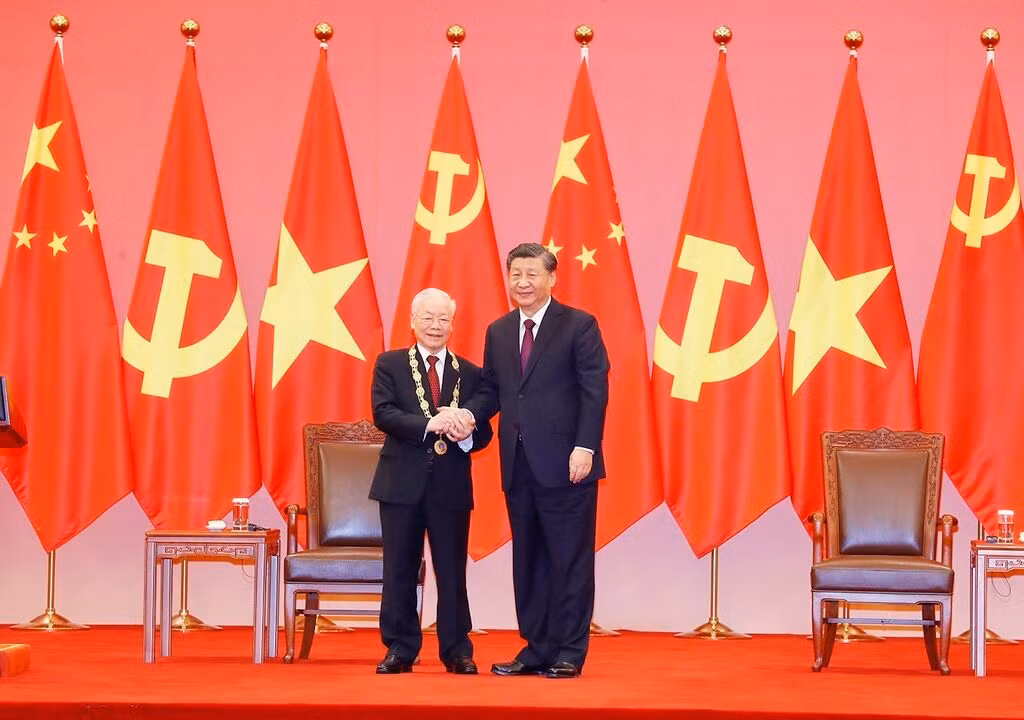 Tổng Bí thư, Chủ tịch nước Trung Quốc Tập Cận Bình trao Huân chương Hữu nghị tặng Tổng Bí thư Nguyễn Phú Trọng, trong chuyến thăm chính thức nước Cộng hòa Nhân dân Trung Hoa từ ngày 30/10-1/11/2022. (Ảnh: Trí Dũng/TTXVN)