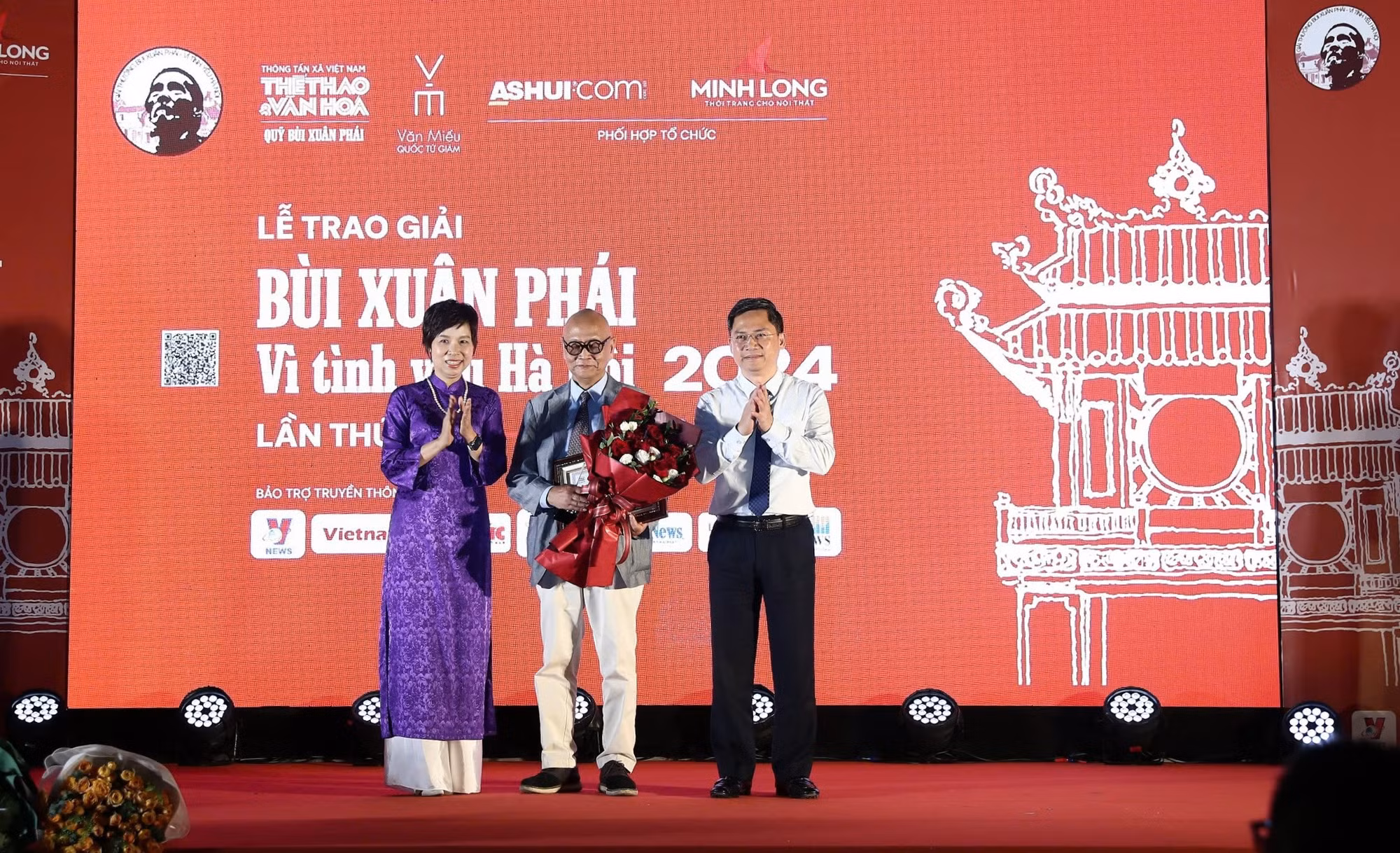 Giáo sư-Tiến sỹ-kiến trúc sư Hoàng Đạo Kính (giữa) nhận Giải thưởng Lớn-Vì tình yêu Hà Nội. (Ảnh: Nam Nguyễn/Vietnam+)