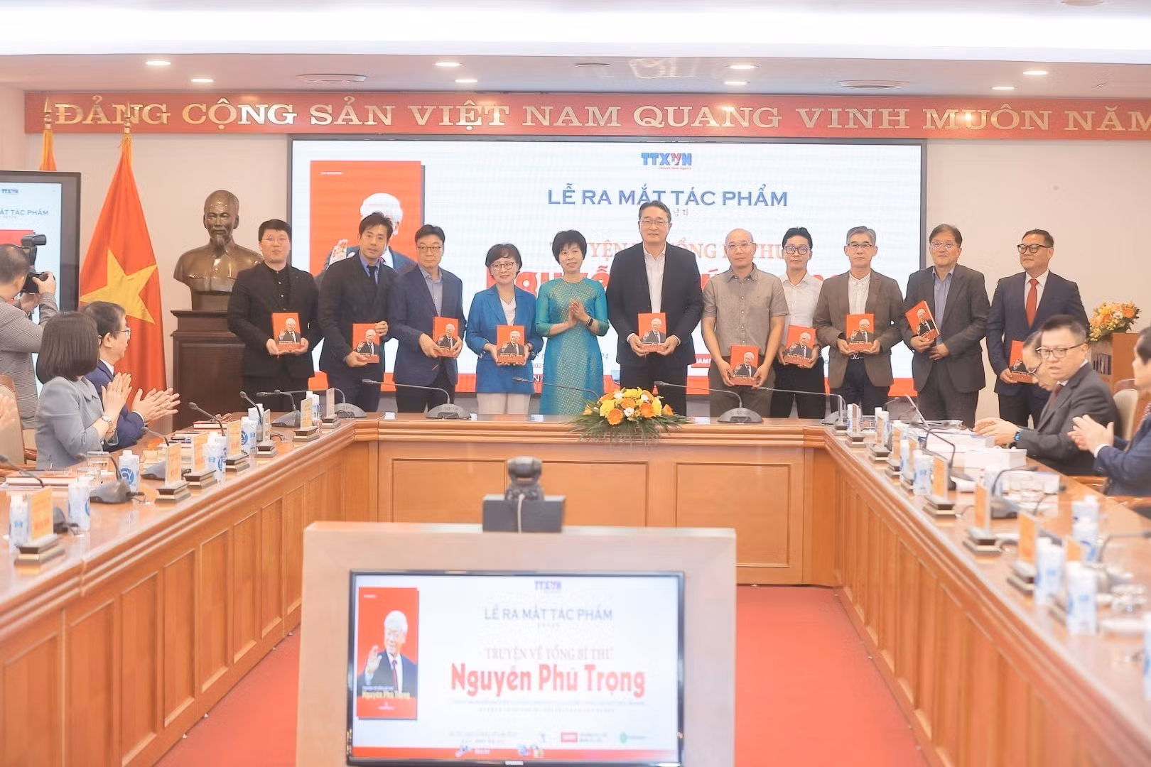 vna_potal_le_ra_mat_tac_pham_truyen_ve_tong_bi_thu_nguyen_phu_trong_7665909.jpeg