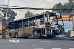 Chiếc xe khách bị cháy trơ khung được đưa về phục vụ công tác điều tra. (Ảnh: Lê Xuân/TTXVN)