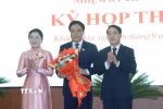 Ông Nghiêm Xuân Thành (phải), Bí thư Tỉnh ủy và bà Phạm Thị Xuân Trang, Phó Chủ tịch HĐND tỉnh Khánh Hòa tặng hoa chúc mừng ông Nguyễn Khắc Toàn được bầu giữ chức Chủ tịch UBND tỉnh Khánh Hòa nhiệm kỳ 2021-2026. (Ảnh: Phan Sáu/TTXVN)