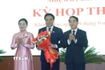 Ông Nghiêm Xuân Thành (phải), Bí thư Tỉnh ủy và bà Phạm Thị Xuân Trang, Phó Chủ tịch HĐND tỉnh Khánh Hòa tặng hoa chúc mừng ông Nguyễn Khắc Toàn được bầu giữ chức Chủ tịch UBND tỉnh Khánh Hòa nhiệm kỳ 2021-2026. (Ảnh: Phan Sáu/TTXVN)