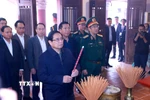 Thủ tướng Phạm Minh Chính dâng hương tại Khu lưu niệm Thủ tướng Phạm Văn Đồng (xã Đức Tân, huyện Mộ Đức). (Ảnh: Dương Giang/TTXVN)