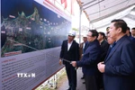 Thủ tướng Phạm Minh Chính kiểm tra tình hình thực hiện dự án đường ven biển Dung Quất-Sa Huỳnh. (Ảnh: Dương Giang/TTXVN)