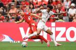 Thụy Sĩ (áo đỏ) và Canada cùng giành vé vào vòng knock-out World Cup 2026. (Ảnh: AFP/TTXVN)