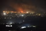 Khói bốc lên sau các cuộc không kích của Israel xuống Damascus, Syria. (Ảnh: THX/TTXVN)