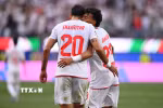 Ramin Rezaeian (số 23) ăn mừng sau khi ghi bàn thắng gỡ hòa 1-1 cho Iran. (Ảnh: AFP/TTXVN)