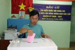 Người dân đi bỏ phiếu sớm tại xã Tân Phú Đông, tỉnh Đồng Tháp. (Ảnh: Hữu Chí/TTXVN)