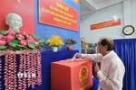Cử tri Cà Mau thực hiện nghĩa vụ công dân của mình. (Ảnh: Trung Hiếu/TTXVN)