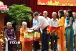 Chủ tịch Quốc hội Trần Thanh Mẫn tặng quà cho các Mẹ Việt Nam Anh hùng, các gia đình chính sách của thành phố Cần Thơ. (Ảnh: Ngọc Thiện/TTXVN)