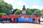 Các đại biểu chụp ảnh lưu niệm tại Cột mốc chủ quyền tại đảo Trường Sa. (Ảnh: Vietnam+)