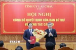 Ông Nguyễn Quang Dương, Phó Trưởng Ban Tổ chức Trung ương trao Quyết định cho ông Hà Quang Trung. (Ảnh: Nguyễn Oanh/TTXVN)