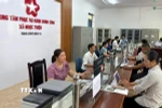 Người dân đến làm thủ tục hành chính tại Trung tâm phục vụ hành chính công xã Ngọc Thiện. (Ảnh: Đồng Thúy/TTXVN)