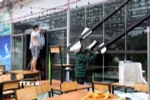 Gia cố, chằng buộc hệ thống cửa kính ở nhà hàng hải sản phường Bãi Cháy. (Ảnh: Văn Đức/TTXVN)