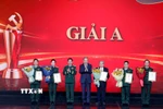 Tổng Bí thư Tô Lâm, Bí thư Quân ủy Trung ương và Đại tướng Phan Văn Giang, Ủy viên Bộ Chính trị, Phó Bí thư Quân ủy Trung ương, Bộ trưởng Bộ Quốc phòng trao giải A cho tác giả và nhóm tác giả. (Ảnh: Thống Nhất/TTXVN)