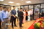 Các đại biểu thành kính dâng hương tưởng nhớ các Vua Hùng – những bậc tiền nhân có công dựng nước. (Ảnh: Thanh Bình/TTXVN)