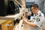 Đội QLTT số 2 kiểm tra một cửa hàng kinh doanh trên phố Hàng Đào ngày 10/6/2025. (Ảnh: Trần Việt/TTXVN)