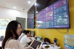 Khách hàng giao dịch chứng khoán. (Ảnh: Trần Việt/TTXVN)