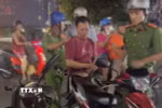 Vũ Trọng Tuấn bị lực lượng chức năng bắt giữ khi đang tìm cách lẩn trốn tại phường Gò Dầu. (Ảnh: TTXVN phát)
