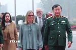 Thượng tướng Hoàng Xuân Chiến, Thứ trưởng Bộ Quốc phòng Việt Nam đón bà Stefanie Beck, Thứ trưởng Bộ Quốc phòng Canada. (Ảnh: Trọng Đức/TTXVN)