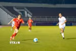 U19 nữ Việt Nam (áo đỏ) giành chiến thắng trước U19 nữ Myanmar. (Ảnh: Trung Tuyến/TTXVN)