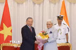 Thống đốc bang Maharashtra Shri Jishnu Dev Varma tặng hoa Tổng Bí thư, Chủ tịch nước Tô Lâm. (Ảnh: Thống Nhất/TTXVN)