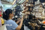 Tiểu thương chợ Đống Đa, thành phố Đà Nẵng ứng dụng zalo để bán hàng trực tuyến. (Ảnh: Mỹ Hà/TTXVN)