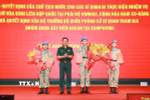 Thượng tướng Nguyễn Trường Thắng, Thứ trưởng Bộ Quốc phòng trao Quyết định của Chủ tịch nước cho các sỹ quan đi thực hiện nhiệm vụ gìn giữ hòa bình Liên hợp quốc tại Phái bộ UNMISS, Cộng hòa Nam Sudan. (Ảnh: Trọng Đức/TTXVN)