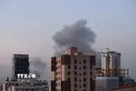 Khói bốc lên sau các vụ nổ tại thủ đô Tehran, Iran ngày 1/4/2026. (Ảnh: THX/TTXVN)