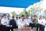 Tổng Bí thư Tô Lâm dâng hương tưởng niệm tại Đền thờ liệt sỹ ở Chiến trường Điện Biên Phủ. (Ảnh: Thống Nhất/TTXVN)