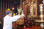 Tổng Bí thư Tô Lâm thắp hương tưởng niệm tại Nghĩa trang liệt sỹ Quốc gia A1. (Ảnh: Thống Nhất/TTXVN)