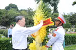 Tổng Bí thư Tô Lâm dâng hoa tưởng niệm tại Nghĩa trang Liệt sỹ Quốc gia A1. (Ảnh: Thống Nhất/TTXVN)