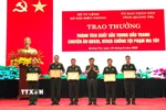 Bộ Tư lệnh Bộ đội Biên phòng tặng Bằng khen cho 5 tập thể và 10 cá nhân có thành tích xuất sắc trong tham gia đấu tranh Chuyên án QB525 và Chuyên án HT825. (Ảnh: Võ Dung/TTXVN)