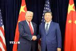 Chủ tịch Trung Quốc Tập Cận Bình (phải) và Tổng thống Mỹ Donald Trump trong cuộc gặp tại Busan, Hàn Quốc ngày 30/10/2025. (Ảnh: THX/TTXVN)