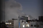 Khói bốc lên sau vụ tấn công tại Tehran, Iran, ngày 1/3/2026. (Ảnh: THX/TTXVN)