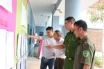 Cử tri tỉnh Đắk Lắk quan tâm tìm hiểu về tiểu sử của các ứng cử viên. (Ảnh: Nguyên Dung/TTXVN)