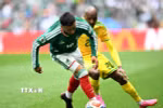 Pha tranh bóng giữa Alexis Vega (trái) của Mexico với tuyển thủ Nam Phi. (Ảnh: THX/TTXVN)